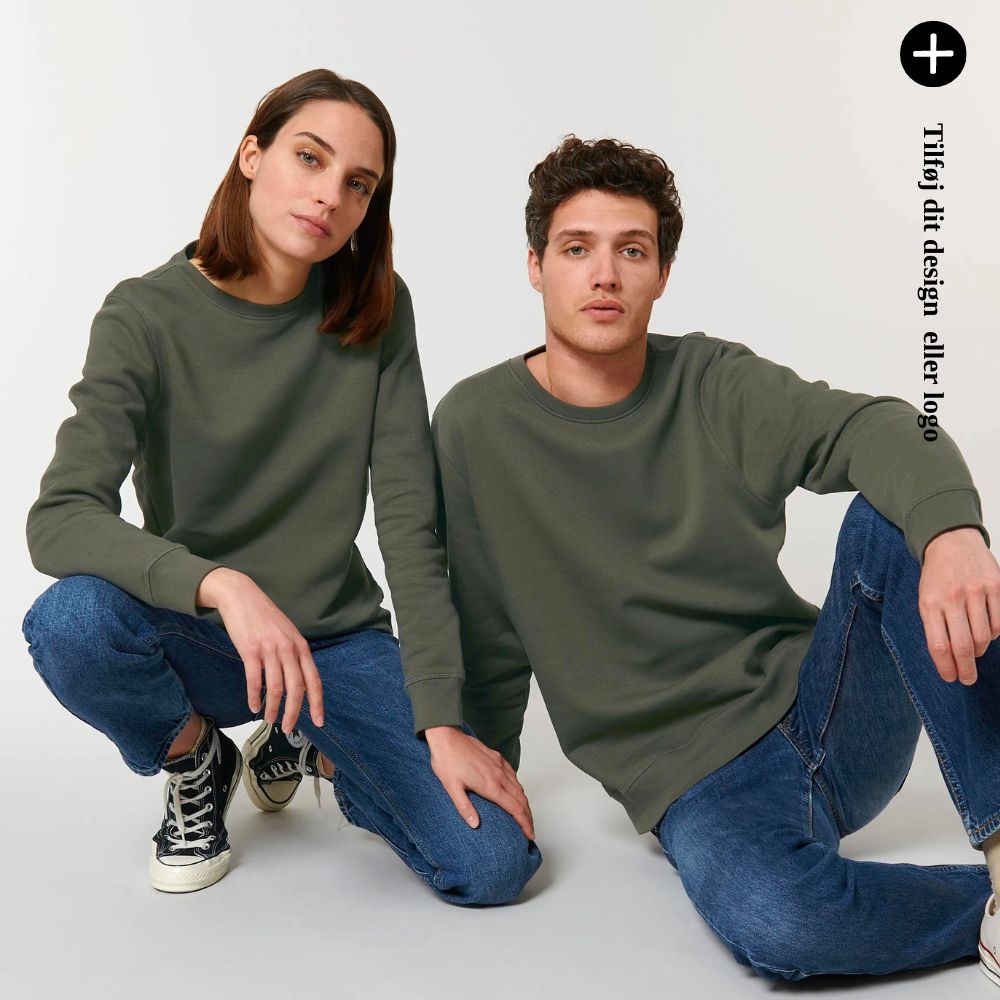 To personer iført grønne sweatshirts. Tilføj dit design eller logo.