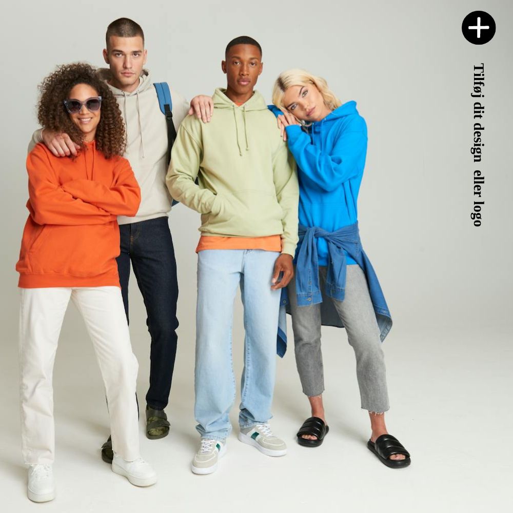 Fem personer iført farverige hættetrøjer (hoodies). Tilføj dit design eller logo.
