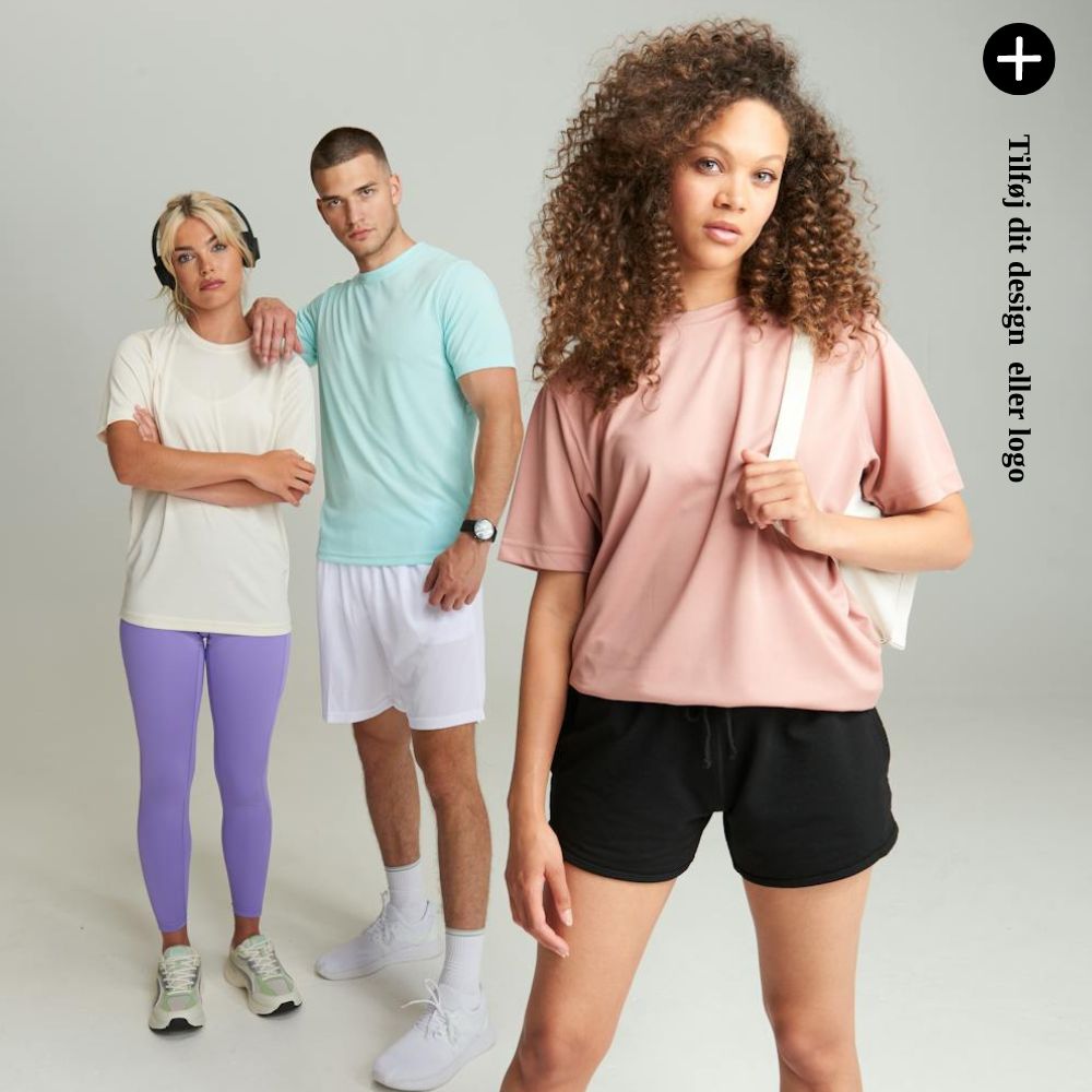 tre personer iført sportstøj. Tilføj dit design eller logo.