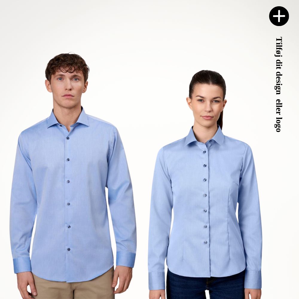 To personer iført lyseblå skjorter. Tilføj dit design eller logo.