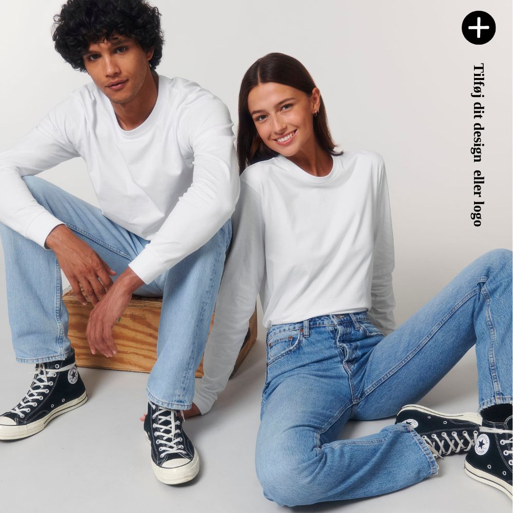 To personer iført hvide langærmede shirts. Tilføj dit design eller logo.