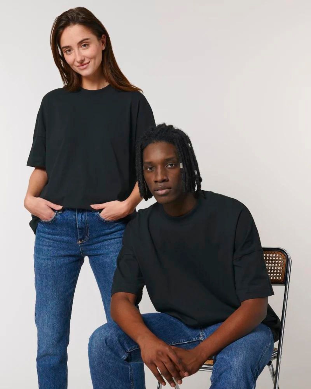 To personer iført sorte t-shirts under en studietur