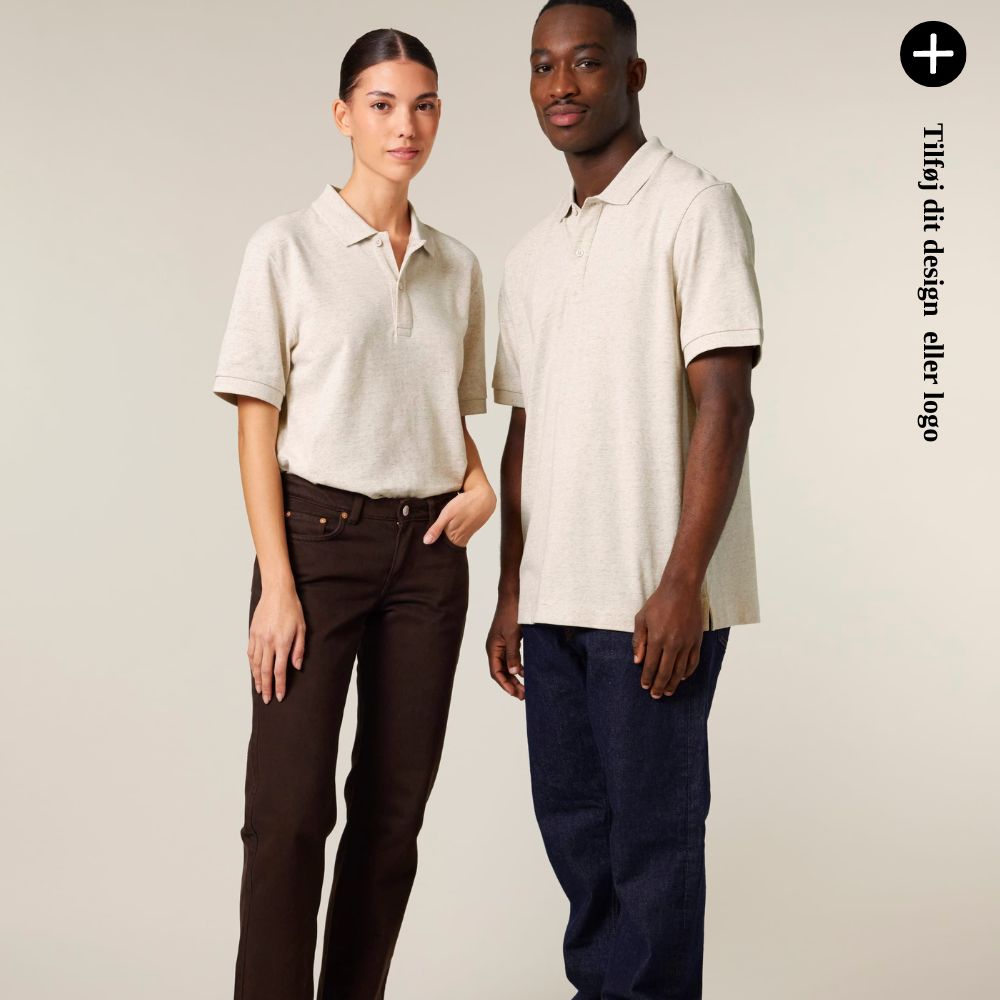To personer iført beige polo shirts. Tilføj dit design eller logo.