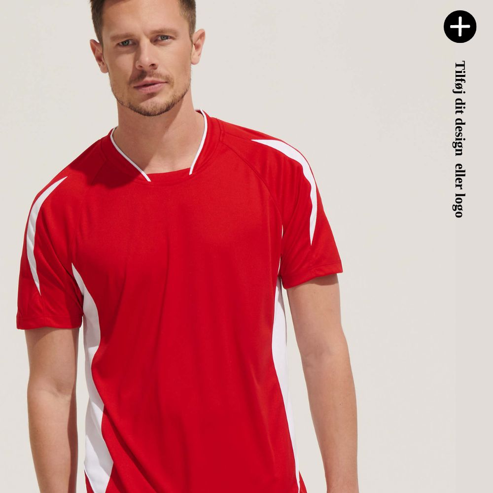 En person iført en rød og hvid fodboldtrøje. Tilføj dit design eller logo.